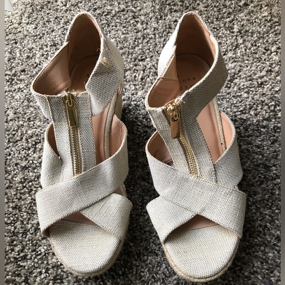 BRAND NEW NEVER WORN!! A NEW DAY SIZE 8 CREAM CANVAS FRONT ZIP WEDGES - Picture 2 of 9